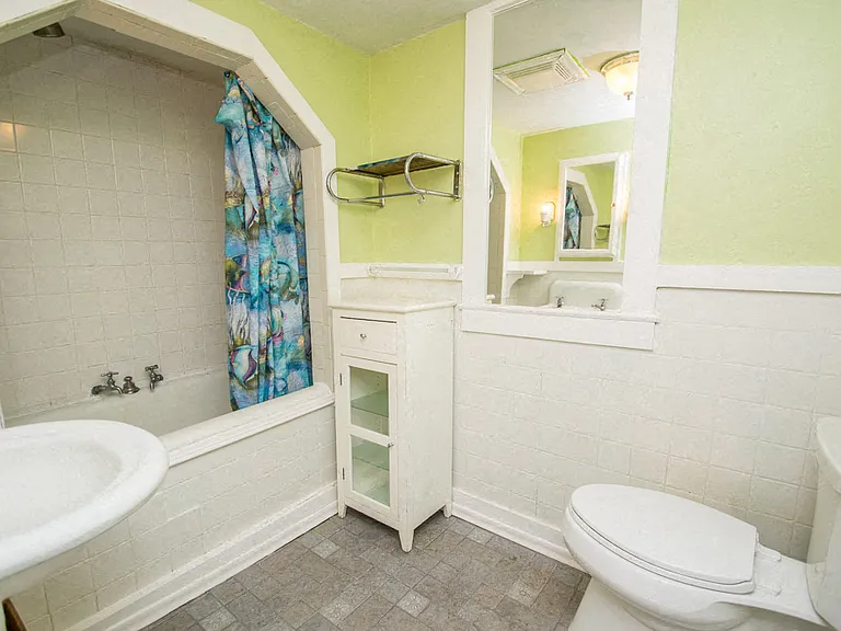 519 Hapgood Bathroom