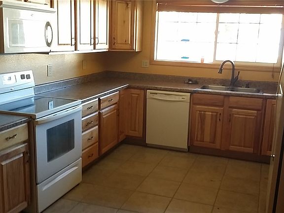 4th image of 611 NE Cottonwood Dr
