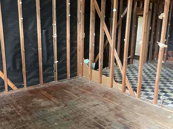 2nd image of 1002 Onslow St