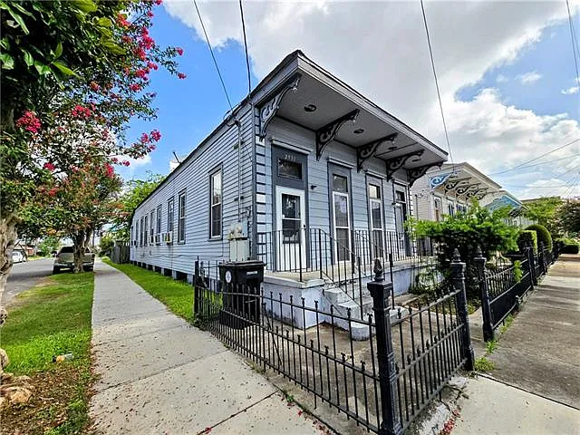 2931 Baronne St — Photo 15