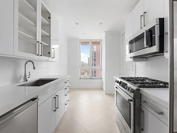 3rd image of 351 E 51st St Ph 3C