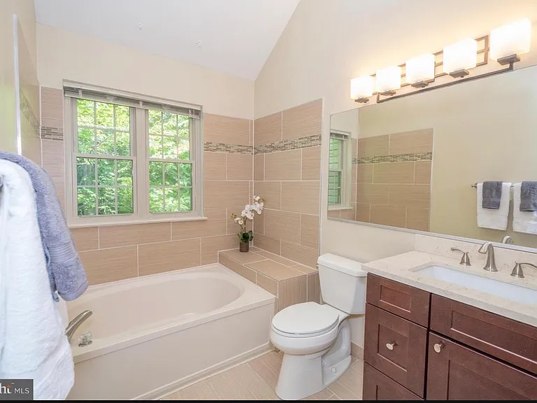 9606 Hadleigh Ct — Photo 5
