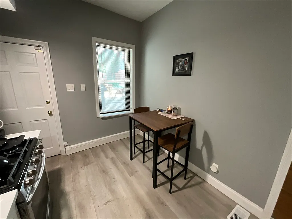 2 bed, 1.0 bath, 1000 sqft, $3,500 — Photo 4