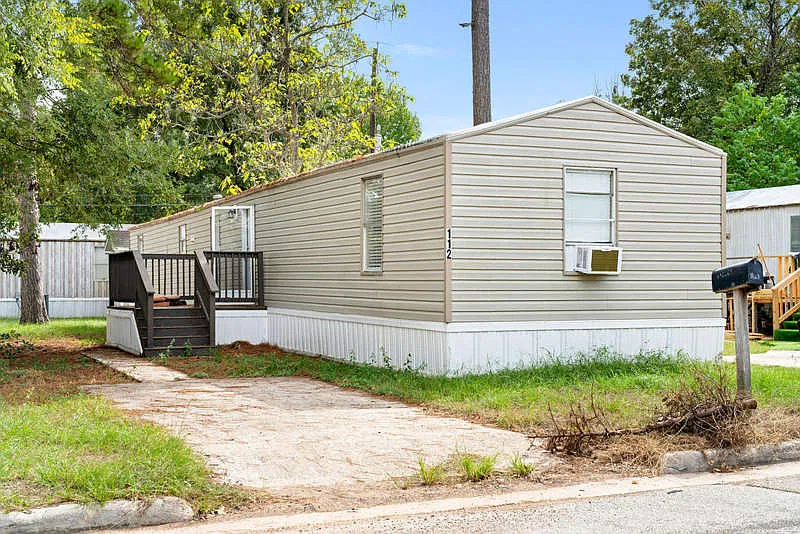 3 bed, 2.0 bath, 1064 sqft, $1,199 — Photo 1