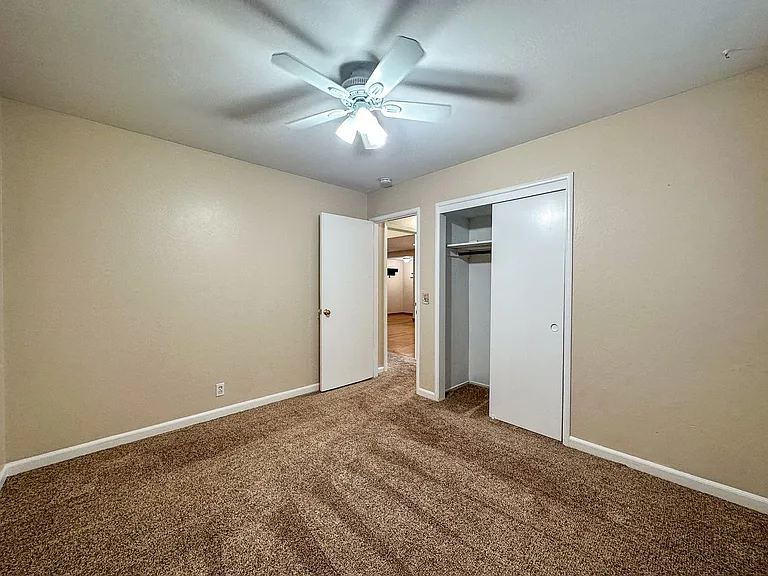 1727 Coralee Dr — Photo 17