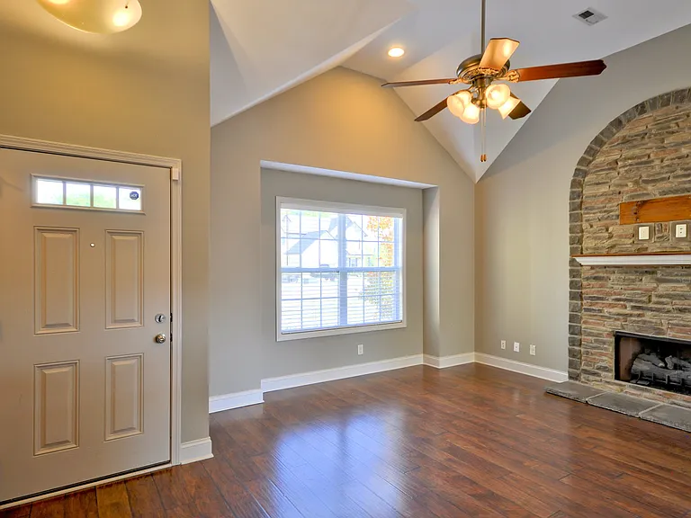 404 Leslie Wood Dr — Photo 3