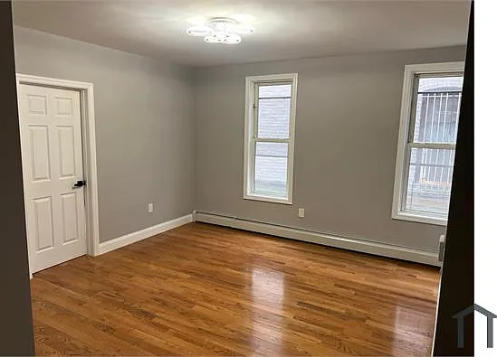3 bed, 900 sqft, $4,188 — Photo 2