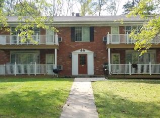 240 Williamsburg Dr APT 4, Thiensville, WI 53092