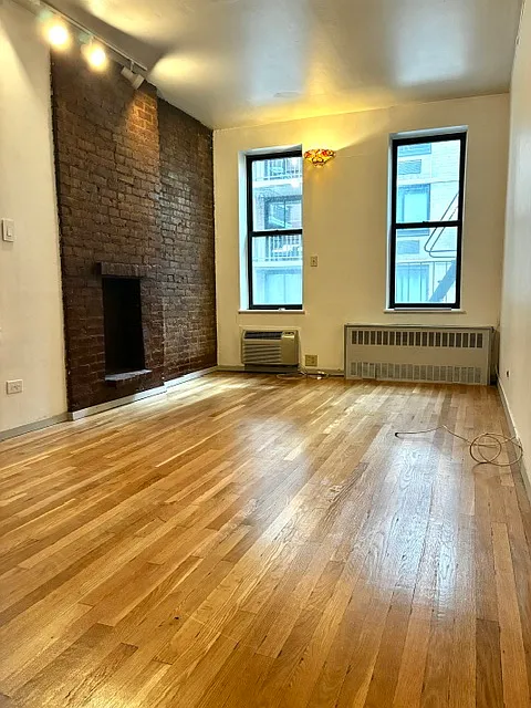 209 E 81st St #4C