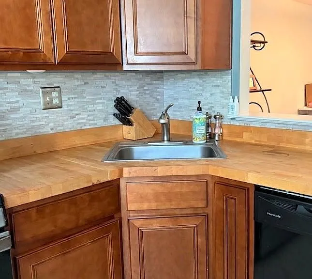 1015 Hopkins Ct — Photo 3