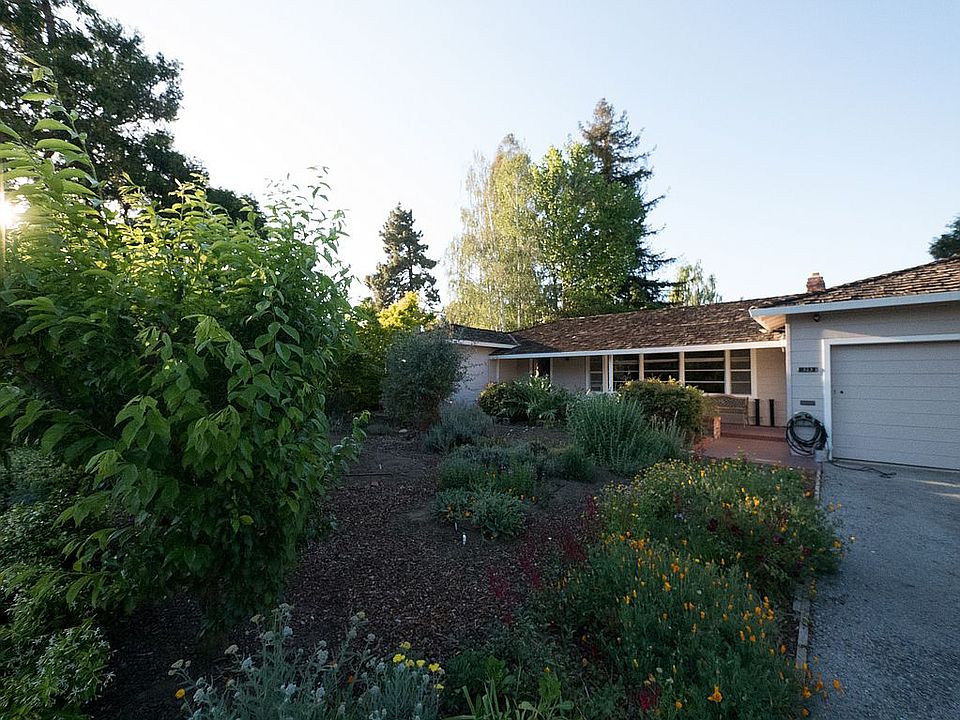 1st image of 323 Oak Ct