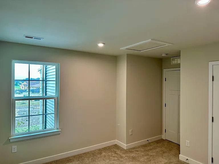 325 E Cochran St — Photo 32