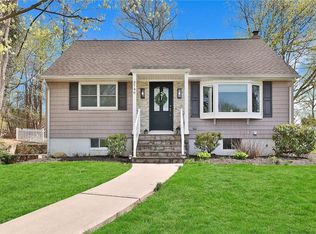 3746 Valleyview St, Mohegan Lake, NY 10547