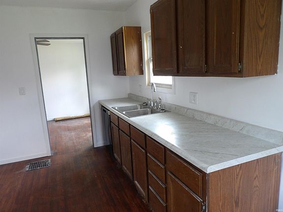 5th image of 1001 E Walnut St