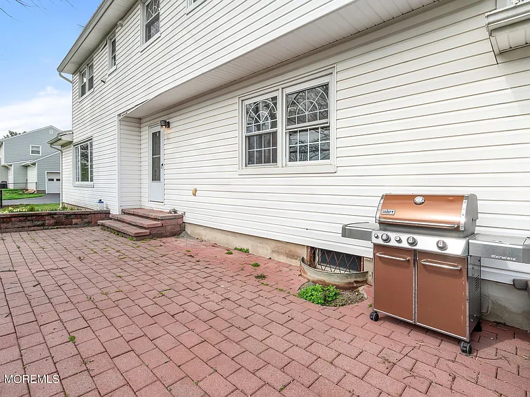 10 Monroe Ct — Photo 34