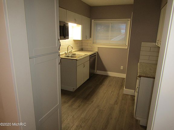 4th image of 974 W Laketon Ave