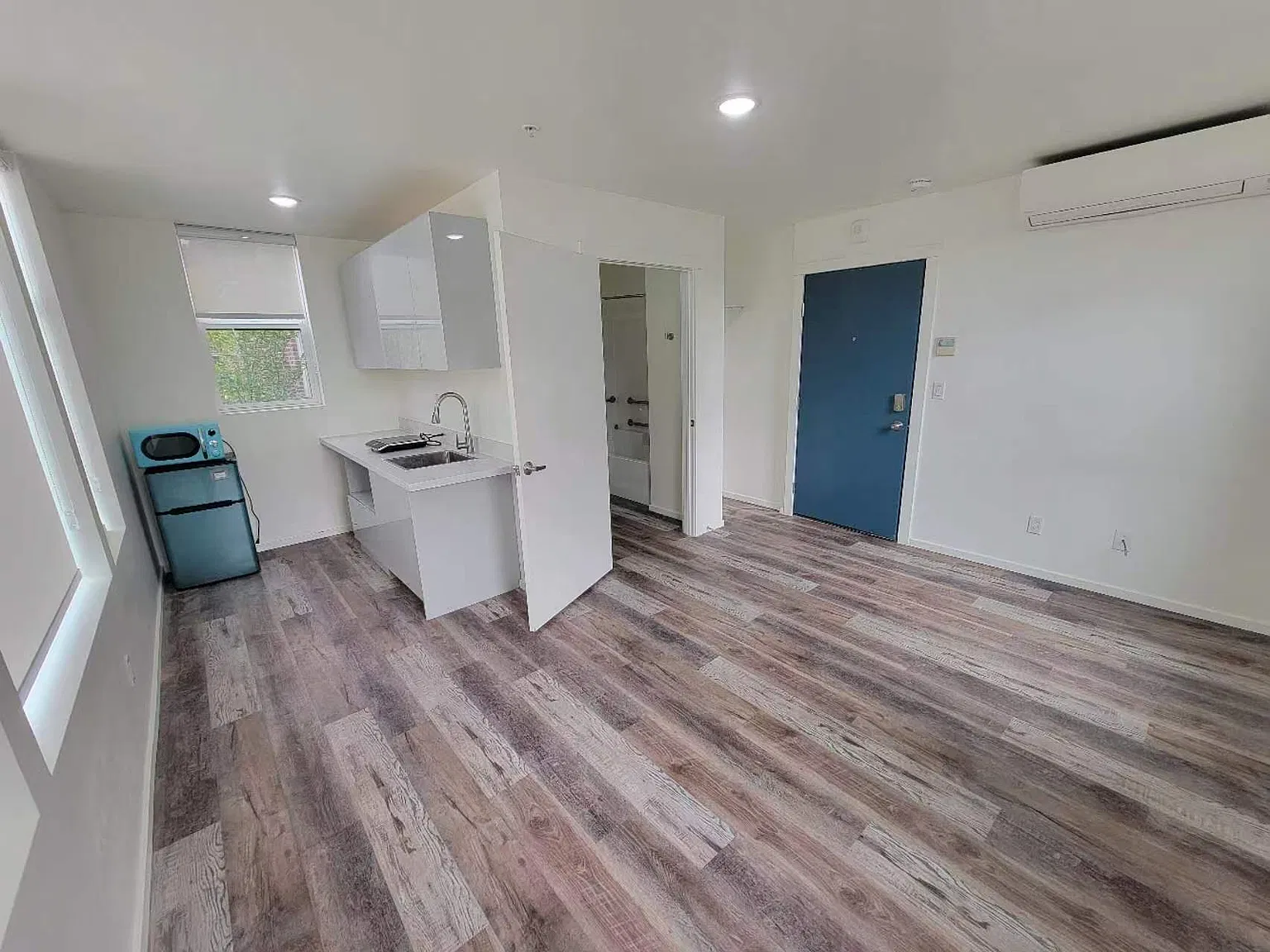 Studio, 300 sqft, $895 — Photo 2