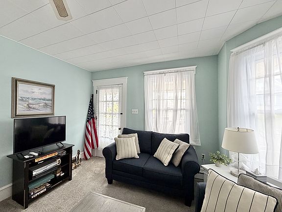 4th image of 828 2nd St Unit 2