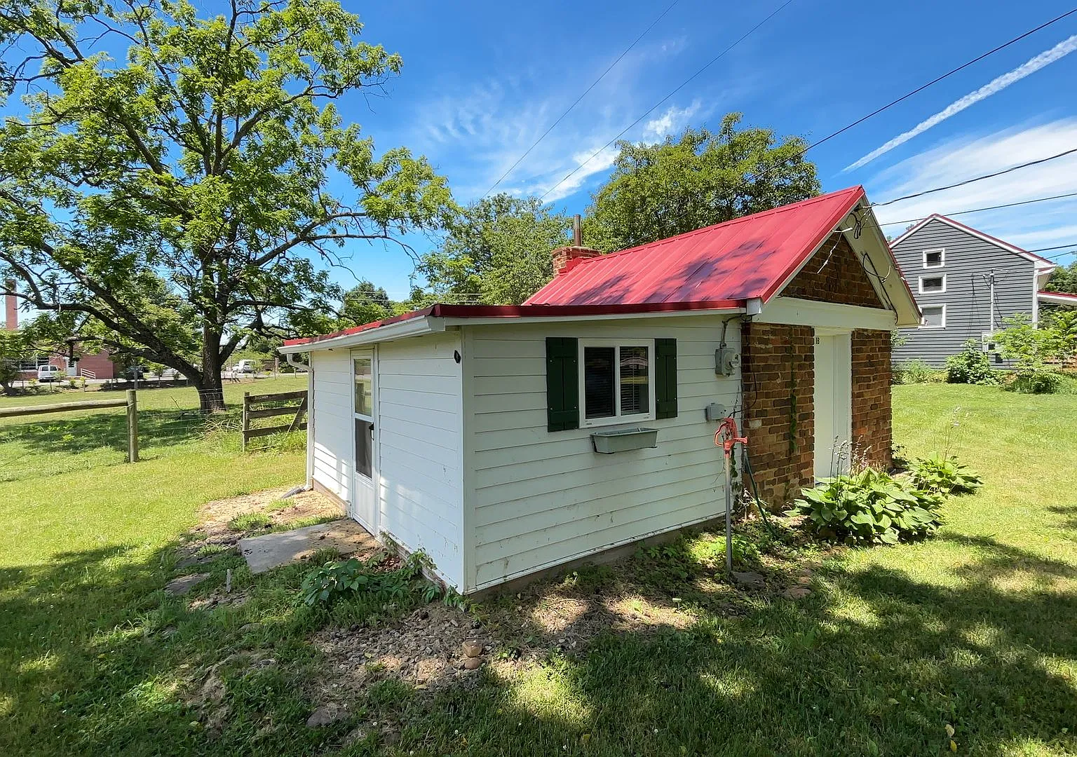 1 Bedroom 1 Bath Duplex — Photo 2