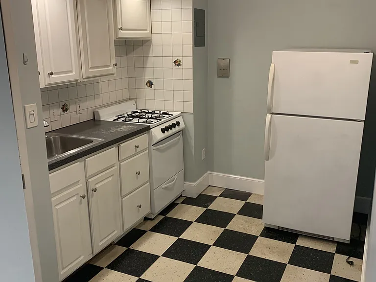96 Strathmore Rd #1B — Photo 2