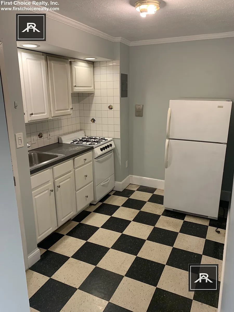 Building Photo - 96 Strathmore Rd #1B