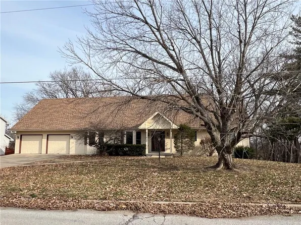 2809 Home Pl, Leavenworth, KS 66048