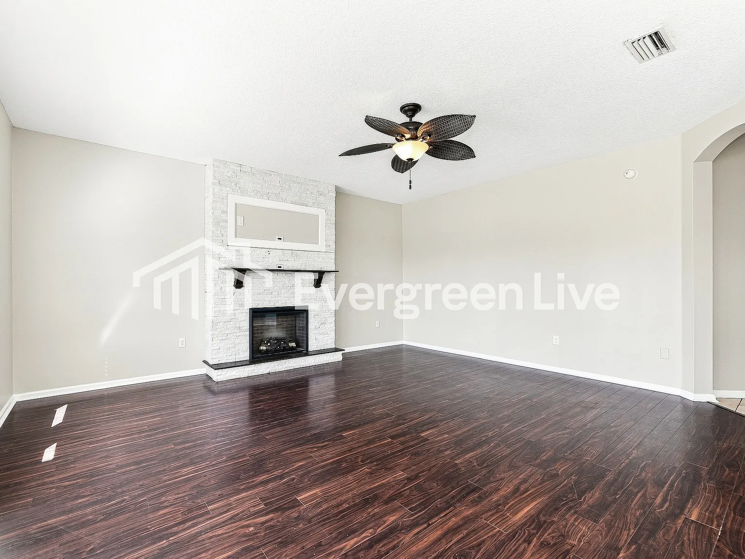 3 bed, 2.5 bath, 2490 sqft, $1,995 — Photo 2