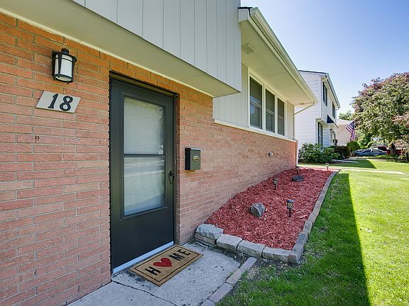4th image of 18 Logan Ave W