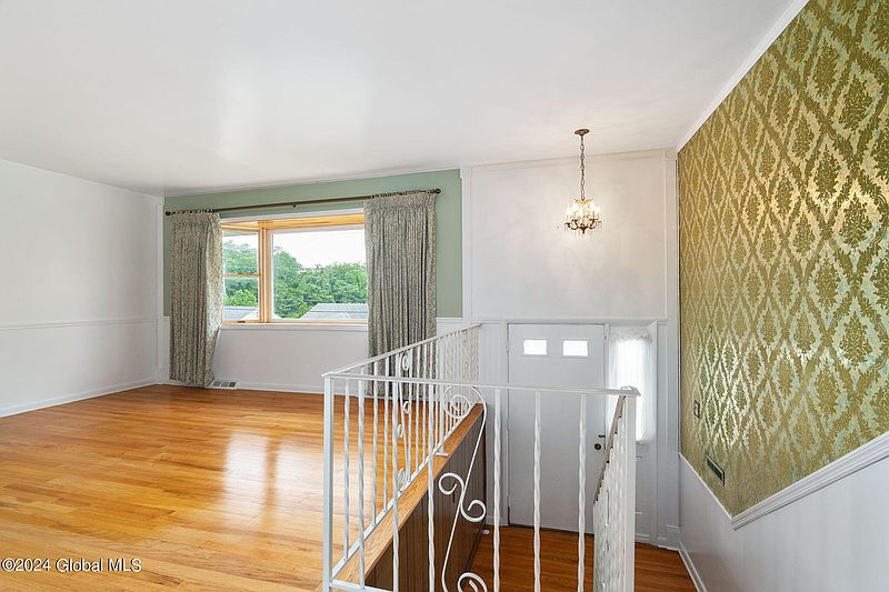 5th image of 2352 Oakland Avenue