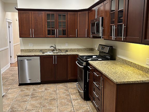 4th image of 2726 N Richmond St #1