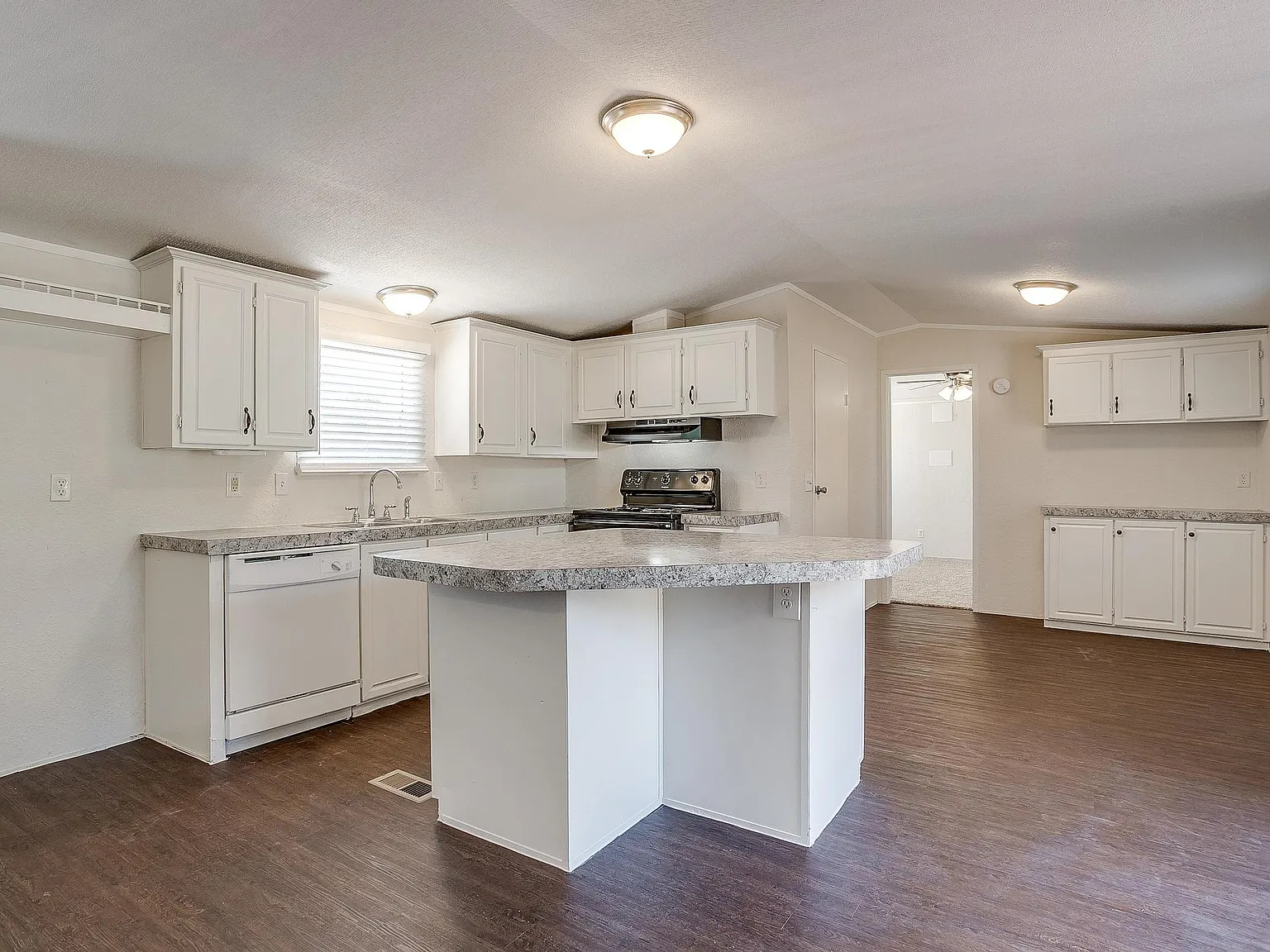3 bed, 1216 sqft, $1,400 — Photo 4