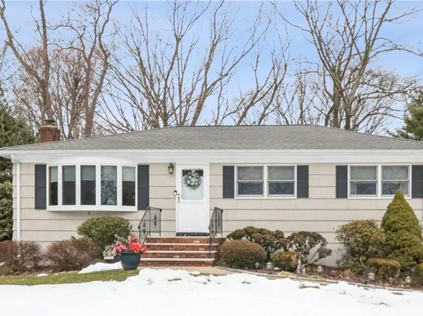 30 Wilshire Drive, Chestnut Ridge, NY 10977