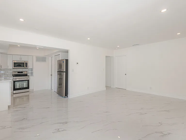 425 SW 18th Ave #425 — Photo 4
