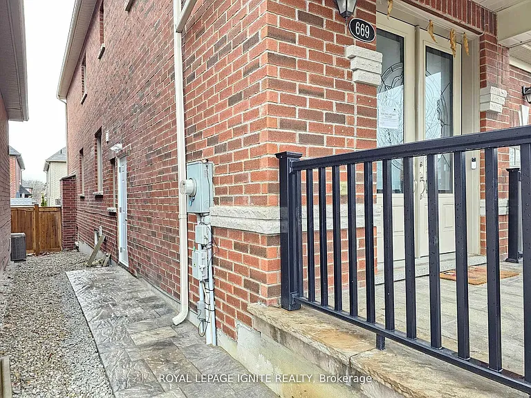 669 Sweetwater Cres #BASEMENT — Photo 2