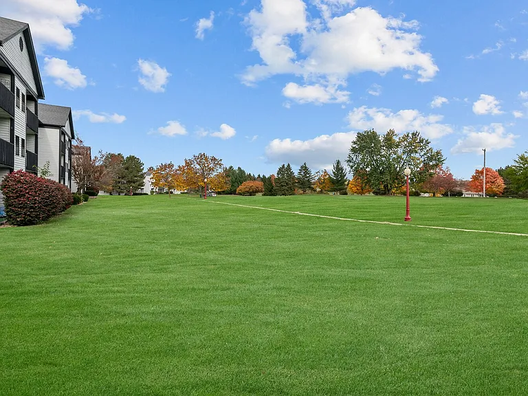 Fairfax Apartments - Lansing, MI — Photo 23