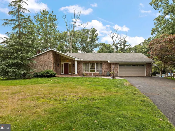 883 Catfish Ln, Pottstown, PA 19465