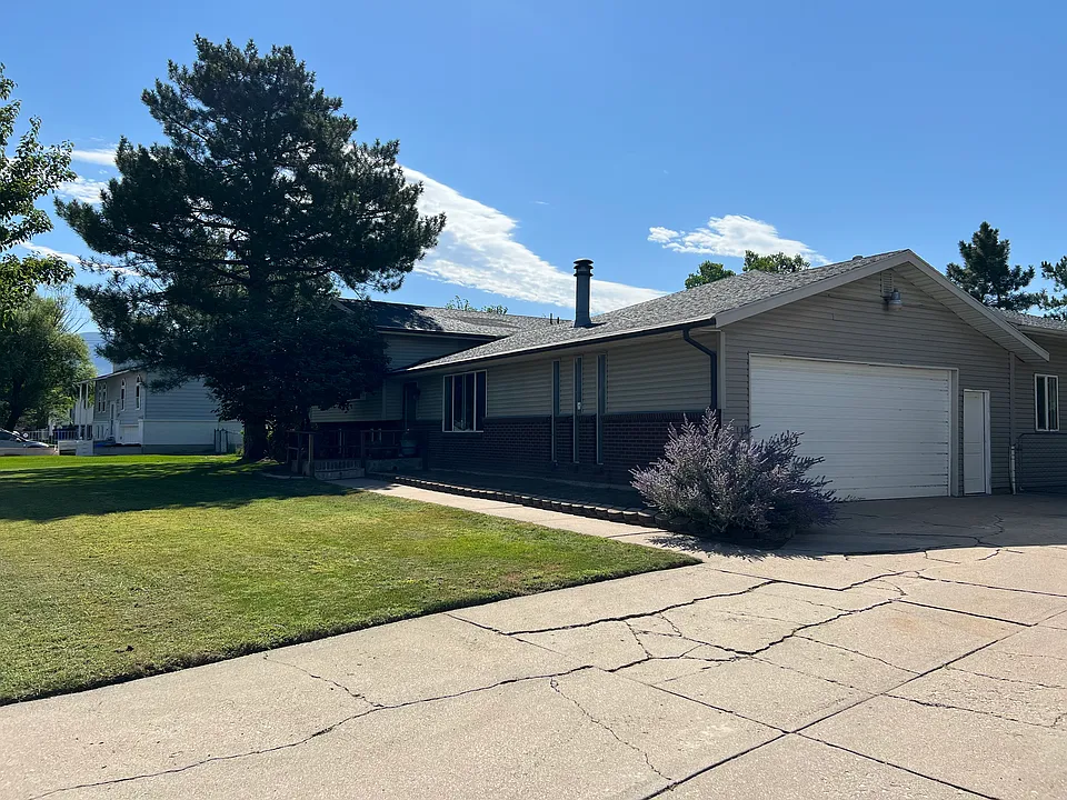 2215 W 2475 N
