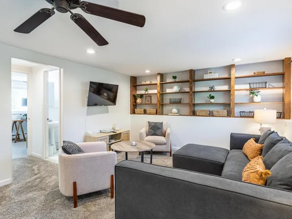 8743 Leslie Dr, Sterling Heights, MI 48314