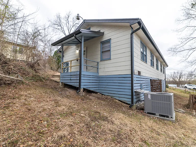 219 Highland Ave — Photo 6