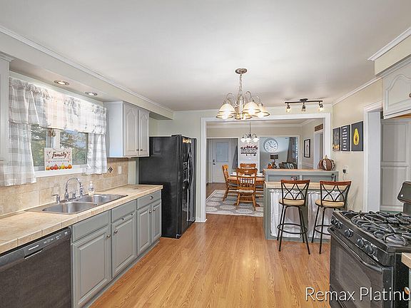 5th image of 551 Valley Ave NW