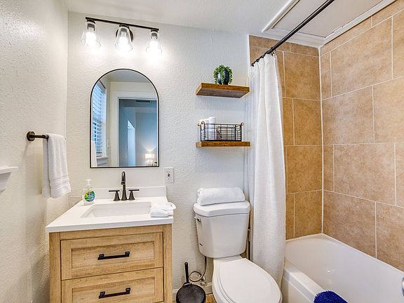 3rd image of 5963 Ross Ave APT 203