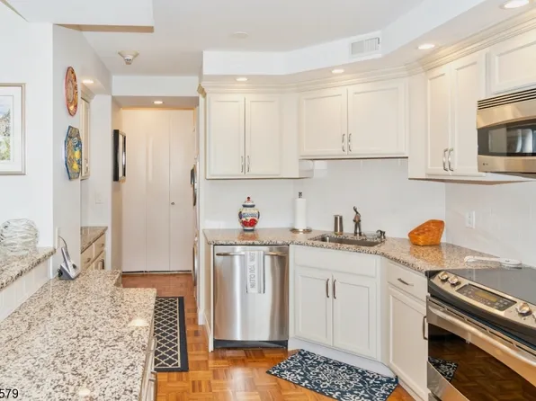 2 Claridge Dr #4FW-412, Verona, NJ 07044