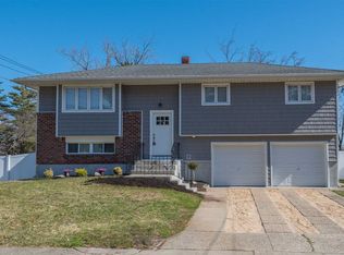 3 Bowling Ln, Deer Park, NY 11729