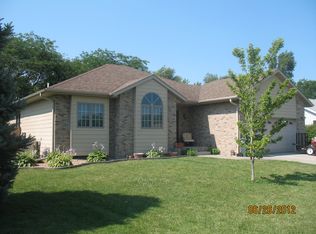 645 Goldenrod Ln, Crete, NE 68333