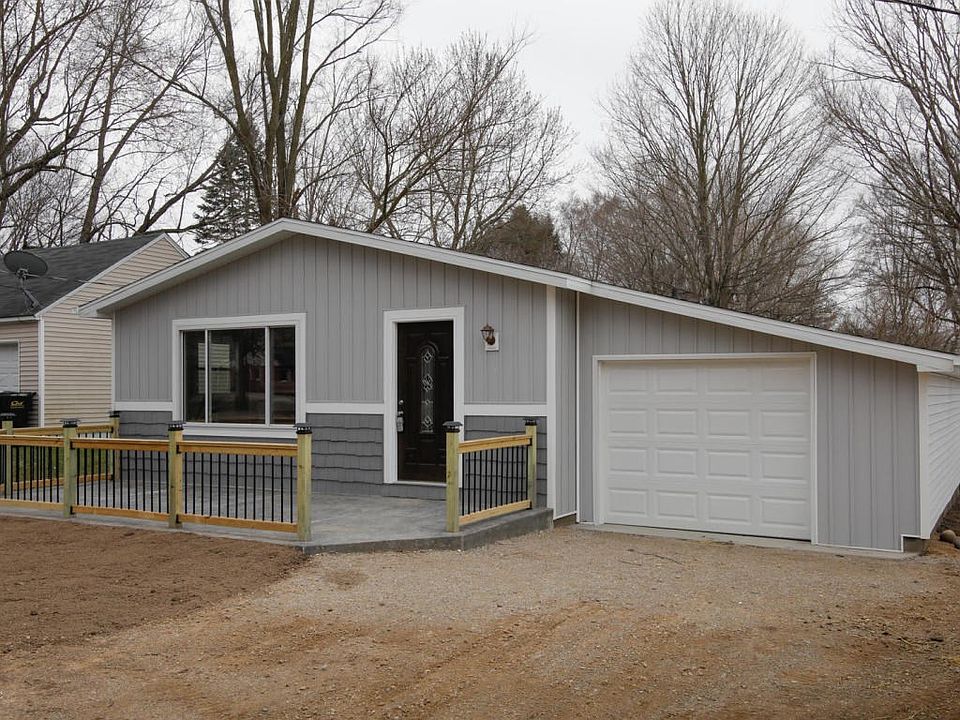 890 Riverview-101