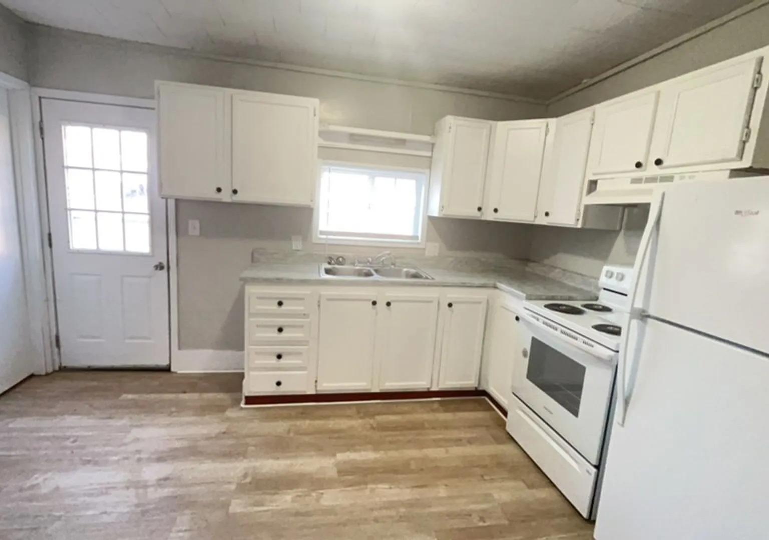 1506 W 10th St - Charming 4BR Home with Sunlit Rooms & Spacious Living Areas — Photo 2