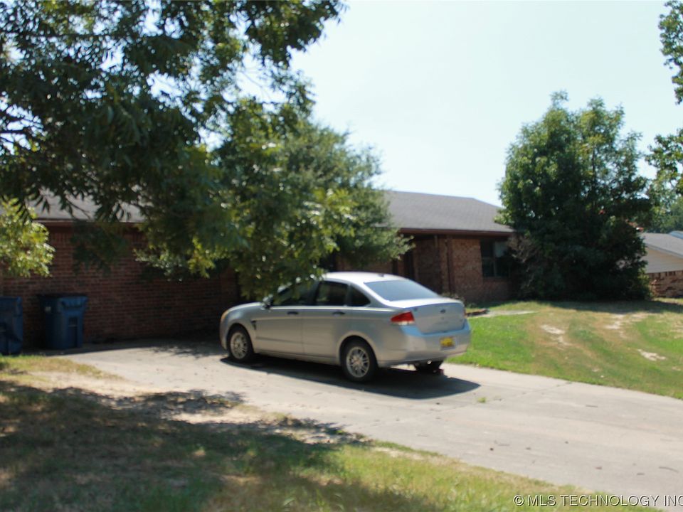 2nd image of 808 Hardy Springs Cir