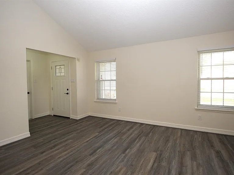 805 Willow Creek Dr — Photo 4