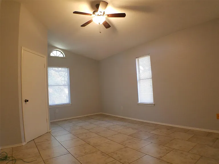 8310 Los Ranchos Dr — Photo 14