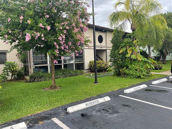 2nd image of 911 NE 199th St APT 206-14